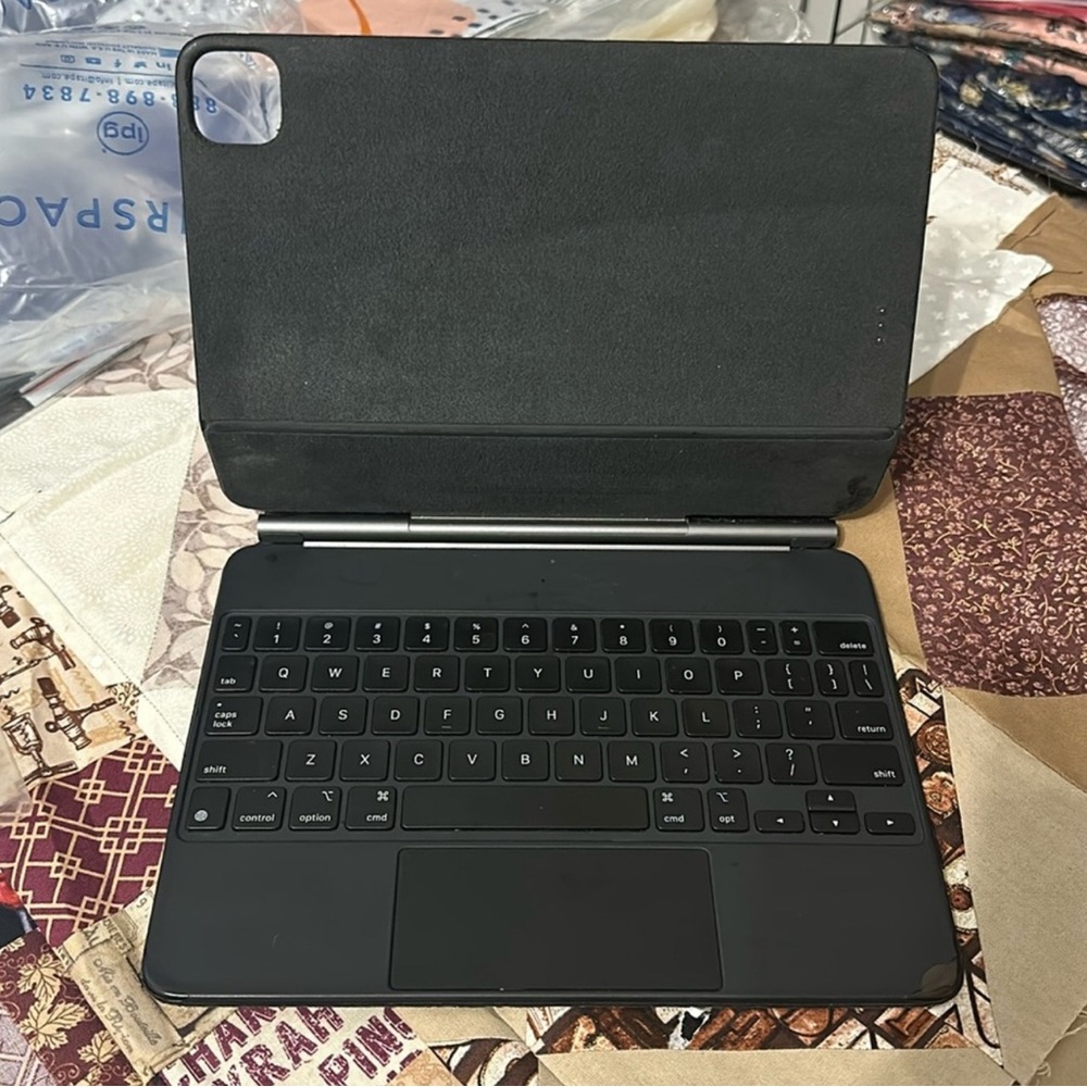 Apple Black Keyboard Case for Tablets